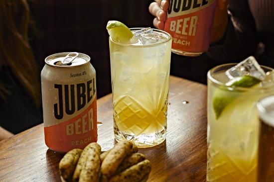 Happy Hour 2-for-1 drinks