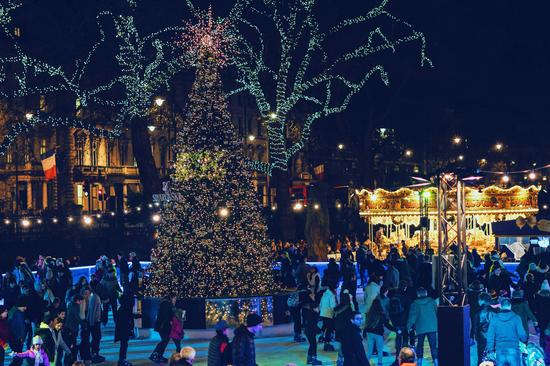 Bourton-on-the-Water Christmas Tree in the River & Lights Switch-On
