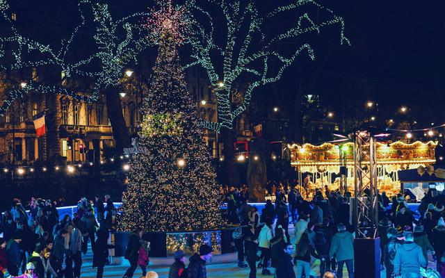 Bourton-on-the-Water Christmas Tree in the River & Lights Switch-On